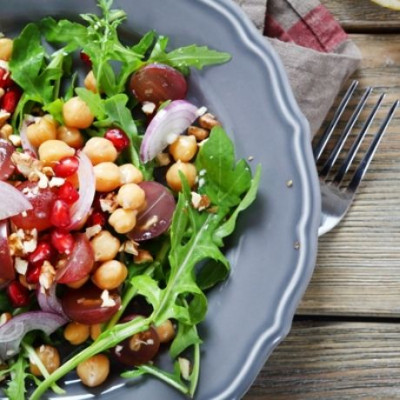 Σαλάτα με όσπρια, ρόκα και ρόδι