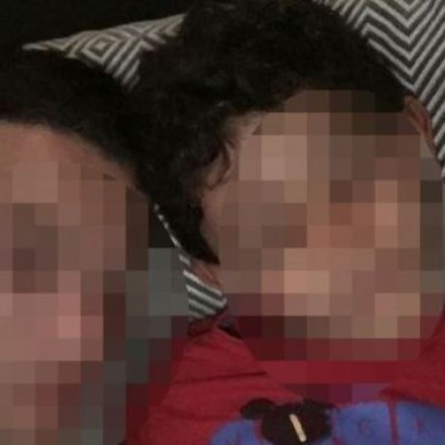 Αγκαλιά με τον γιο του κοιμάται ο... (εικόνα)