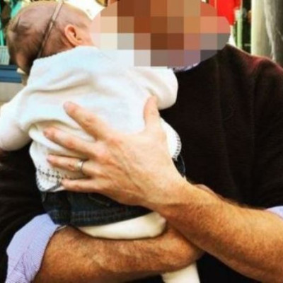 Πόσο γλυκό! Ο διάσημος και σέξι μπαμπάς κρατά τρυφερά αγκαλιά την κόρη του (εικόνα)