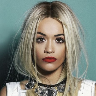 Mας εντυπωσίασε! Δείτε τη Rita Ora στην πιο σέξι και χριστουγεννιάτικη εκδοχή της!