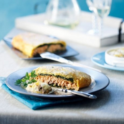 Φιλέτο σολομού σε φύλλο σφολιάτας με πικάντικο σπανάκι