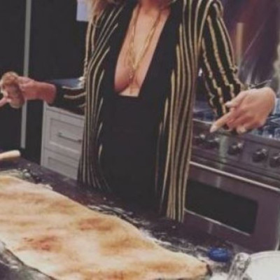 Διανύει το δεύτερο τρίμηνο της εγκυμοσύνης της και φτιάχνει ρολά κανέλας! (βίντεο)