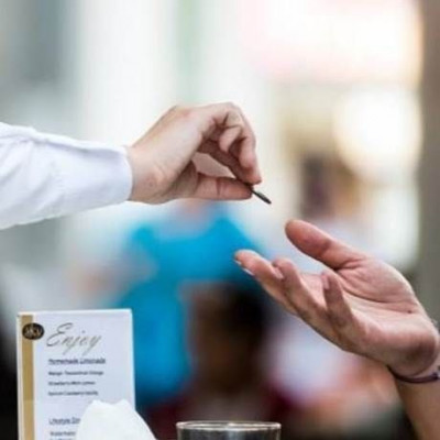 Σερβιτόρος βρήκε τσάντα με 32.000 δολάρια και την επέστρεψε