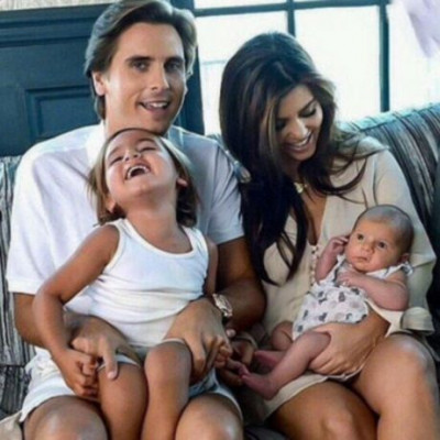 Kourtney Kardashian:  Οι φωτογραφίες με μαγιό ένα χρόνο μετά τη γέννηση του τρίτου παιδιού