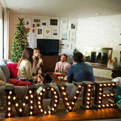 Καναπές, ταινία και έτοιμοι για προβολή!