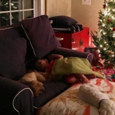 Η κόρη της κοιμήθηκε στον καναπέ για να δει τον Άι Βασίλη! (εικόνα)