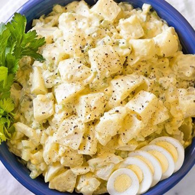 Λαχταριστή συνταγή: Πατατοσαλάτα με αυγό και υπερτέλεια δροσερή σως!