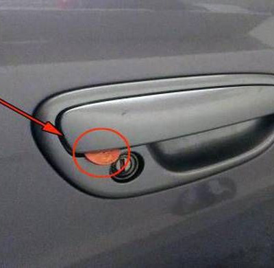 Αν δεις κέρμα στο χερούλι του αυτοκινήτου σου, ειδοποίησε αμέσως την αστυνομία! (video)