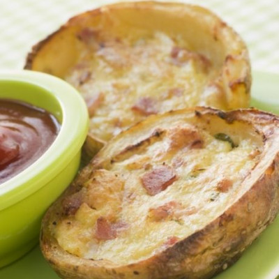 Πατάτες γεμιστές με τσένταρ, λουκάνικο και σύγκλινο