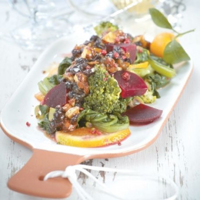 Ζεστή σαλάτα με λαχανικά σοτέ και πέστο κουμκουάτ