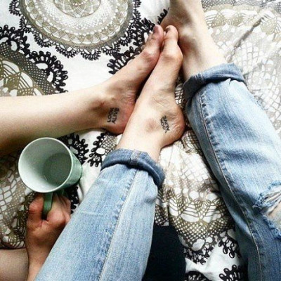 Sister tattoos: 10+ 2 ιδέες για να «χτυπήσεις» το ίδιο τατουάζ με την αδερφή σου