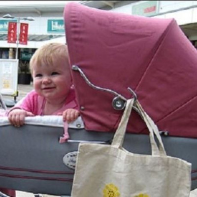 Δείτε για ποιον απίστευτο λόγο πατέρας εγκατέλειψε το παιδί του στο καρότσι (βίντεο)