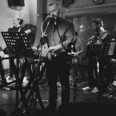 Ο Μάνος Αλιγιζάκης με νέο δίσκο στο Σταυρό του Νότου