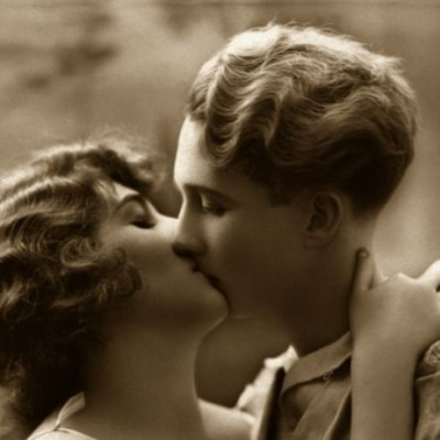 Ζώδια και Φιλί: Πώς νιώθεις όταν σε φιλά κάθε ζώδιο;