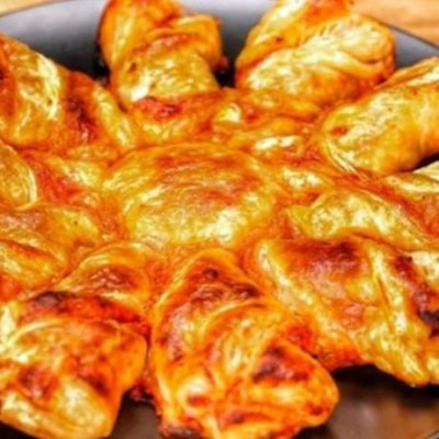 Εύκολη πίτσα με φύλλο σφολιάτας και τρία μόνο υλικά (βίντεο)