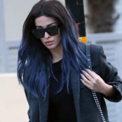 Ελένη Φουρέιρα: Βόλτα με τον σύντροφό της με casual look και… μπλε μαλλιά!