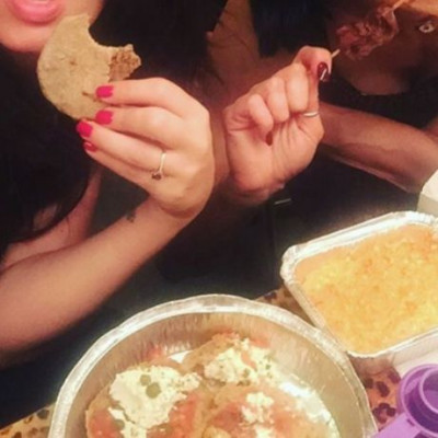 Διάλειμμα με σουβλάκια στα καμαρίνια