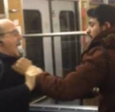 Βίντεο σοκ: Καρέ-καρέ η άγρια επίθεση μεταναστών σε συνταξιούχους σε τρένο (video)