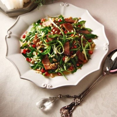 Σαλάτα σταμναγκάθι με ζεστό dressing και κρητικό απάκι