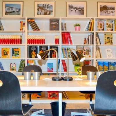 Γυαλιστερά εξώφυλλα σε κάθε απομακρυσμένο χωριό της Ελλάδας!