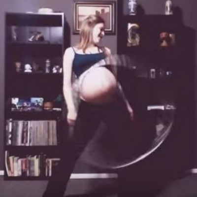 Απίστευτο βίντεο: Εγκυμονούσα κάνει χούλα χουπ με την φουσκωμένη κοιλίτσα της