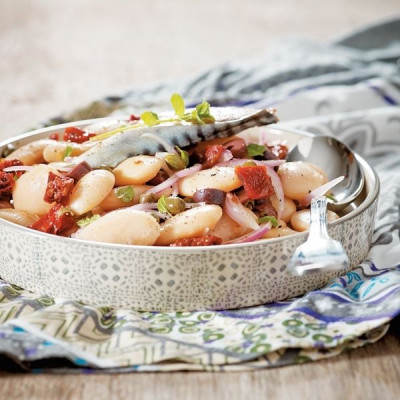 Γίγαντες σαλάτα με κάππαρη, ελιές και σκουμπρί