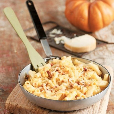 Ζυμαρικά με καραμελωμένη κολοκύθα, καπνιστό τυρί και φουντούκια