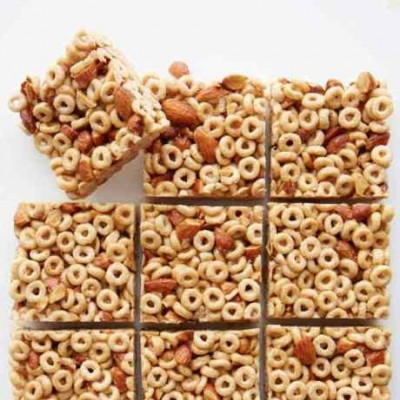 Συνταγή για πεντανόστιμες σπιτικές μπάρες δημητριακών με μέλι και αμύγδαλα!