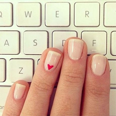 Με αγάπη στα κορίτσια που «τρώνε» τα νύχια τους