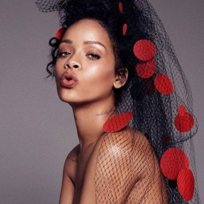 H Rihanna είναι ερωτευμένη με διάσημο τραγουδιστή: Πηγαίνει το μυαλό σας;