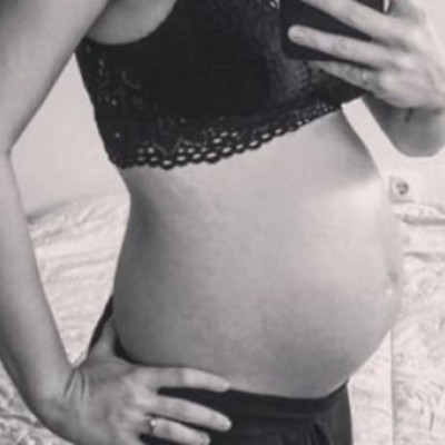 Για πρώτη φορά φωτογραφίζει γυμνή την κοιλίτσα της στον 6ο μήνα της εγκυμοσύνης της!