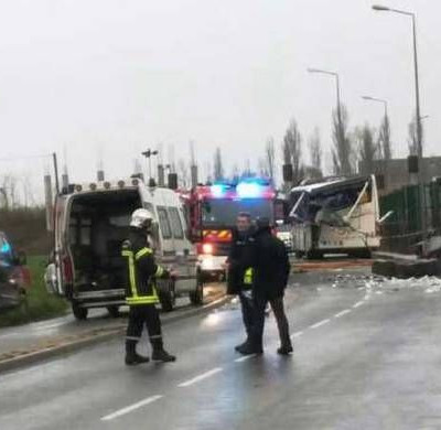 Τραγωδία: Έξι μαθητές νεκροί σε σύγκρουση σχολικού με φορτηγό (pics & vid)