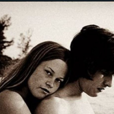 Αναγνωρίζετε την 16χρονη που ποζάρει γυμνή;