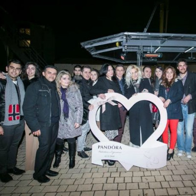 PANDORA «Dinner in The Sky»: 10 ερωτευμένα ζευγάρια δείπνησαν στον... ουρανό της Αθήνας