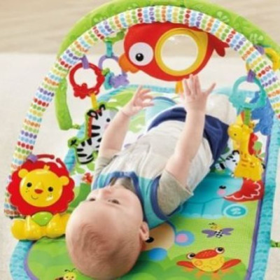 Ένα μουσικό γυμναστήριο που κρατάει το μωρό απασχολημένο με παιχνίδια, ήχους και μουσική!
