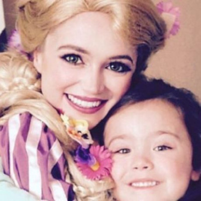 Μεταμορφώνεται σε πριγκίπισσες της Disney και προσφέρει χαρά σε άρρωστα παιδιά