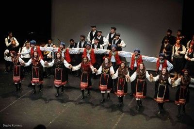 Γαϊτανάκι από φιλιά, από το Λυκείο Ελληνίδων Αθηνών στο Μέγαρο Μουσικής Αθηνών