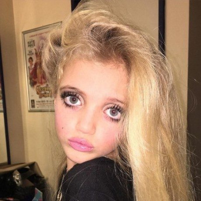 Είναι εμφάνιση αυτή για 8χρονο κορίτσι; Η κόρη της star προκαλεί με τη νέα της κίνηση