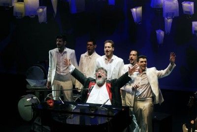 Ο Σταμάτης Κραουνάκης σε ένα one man show στο Radio City Theater