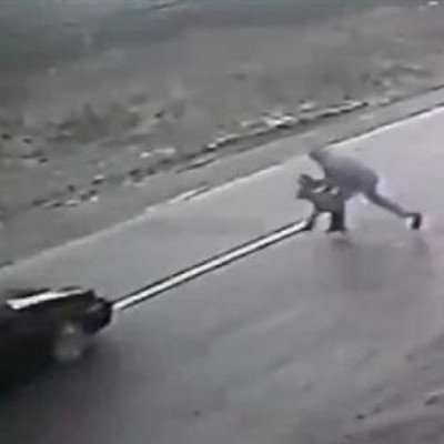 Συγκλονιστικό: Πατέρας έσωσε το παιδί του από βέβαιο θάνατο (βίντεο)