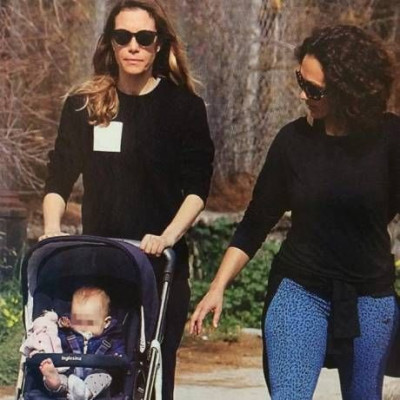 Τρυφερή μαμά: Δείτε τη Βίκυ Καγιά στην παιδική χαρά με την κορούλα της