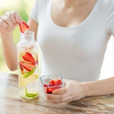 Πρέπει να τρώμε το νερό και όχι να το πίνουμε, υποστηρίζουν οι ειδικοί