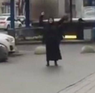 Θρίλερ στη Μόσχα: Μαυροντυμένη γυναίκα περιφερόταν κρατώντας κομμένο κεφάλι παιδιού (vids)