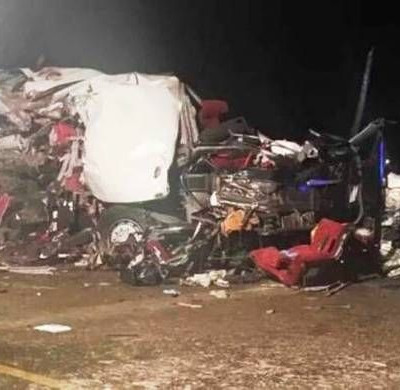 Σύγκρουση λεωφορείου με φορτηγό – Τουλάχιστον 18 νεκροί