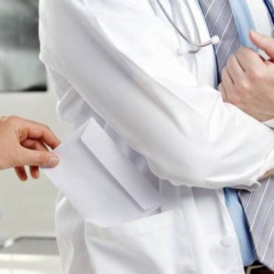 Σκάνδαλο σε δημόσιο νοσοκομείο: Δείτε που έκρυβε τα «φακελάκια» ο γυναικολόγος