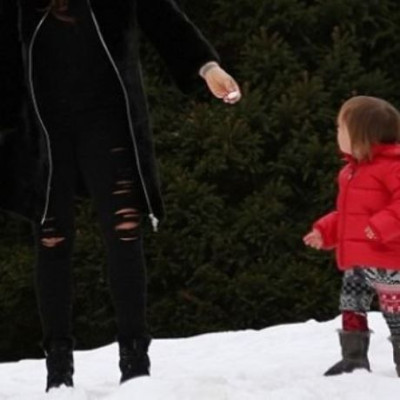 Παιχνίδια στο χιόνι για τη διάσημη μαμά και την 2 ετών κόρη της (φωτό)