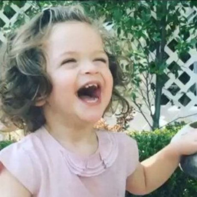 Η κόρη γνωστής ηθοποιού κάνει ζαβολιά και το απολαμβάνει (βίντεο)