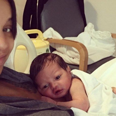 To πιο όμορφο μωράκι: Ο διάσημος τραγουδιστής μας παρουσιάζει το νεογέννητο γιο του