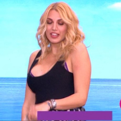 Μας «πέταξε» τα «μάτια έξω» η Σπυροπούλου με τη σέξι εμφάνισή της