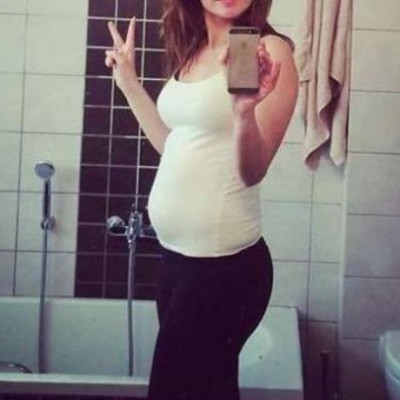 Ελληνίδα παρουσιάστρια φωτογραφίζει για πρώτη φορά τη φουσκωμένη κοιλίτσα της